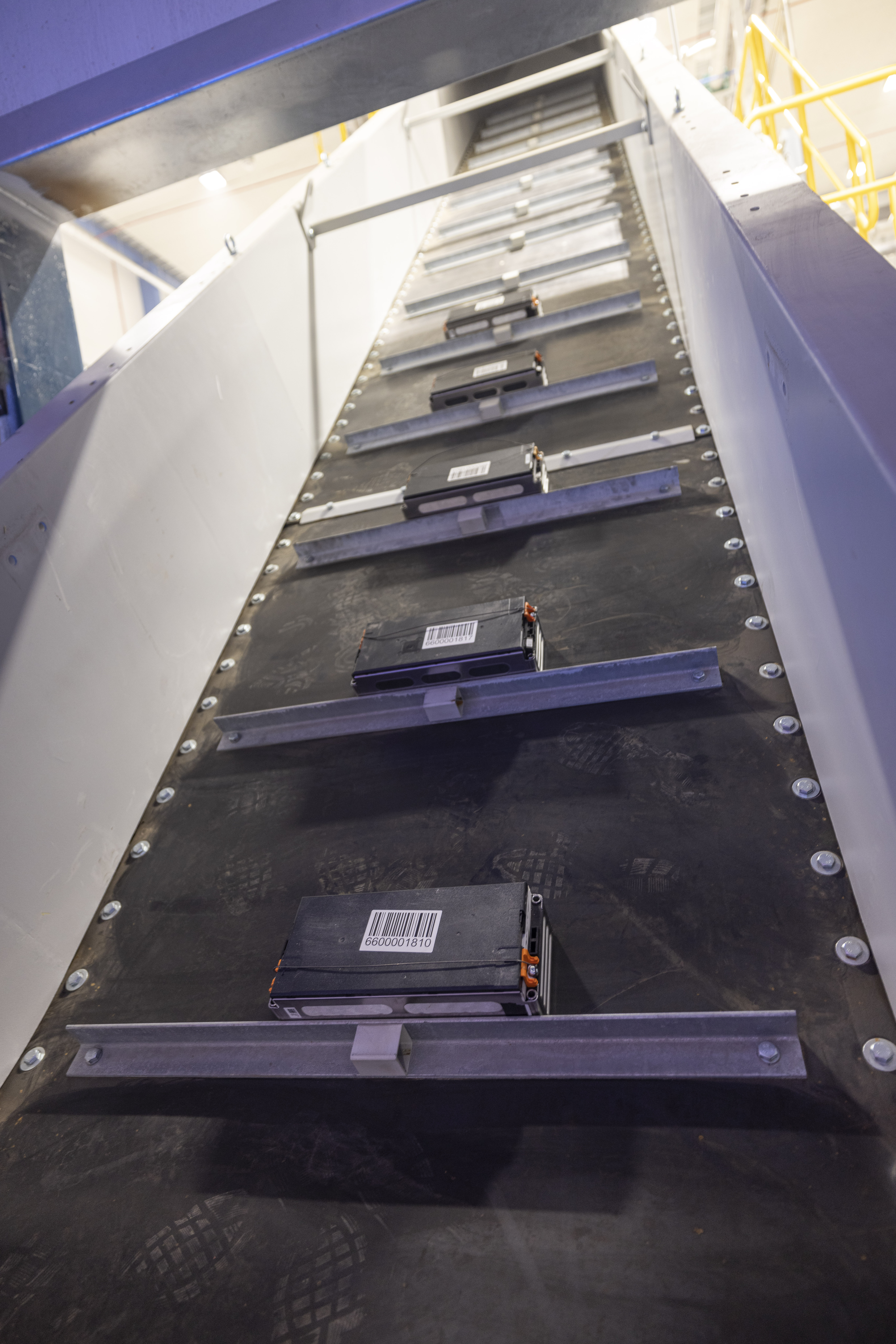A conveyor belt with battery modules