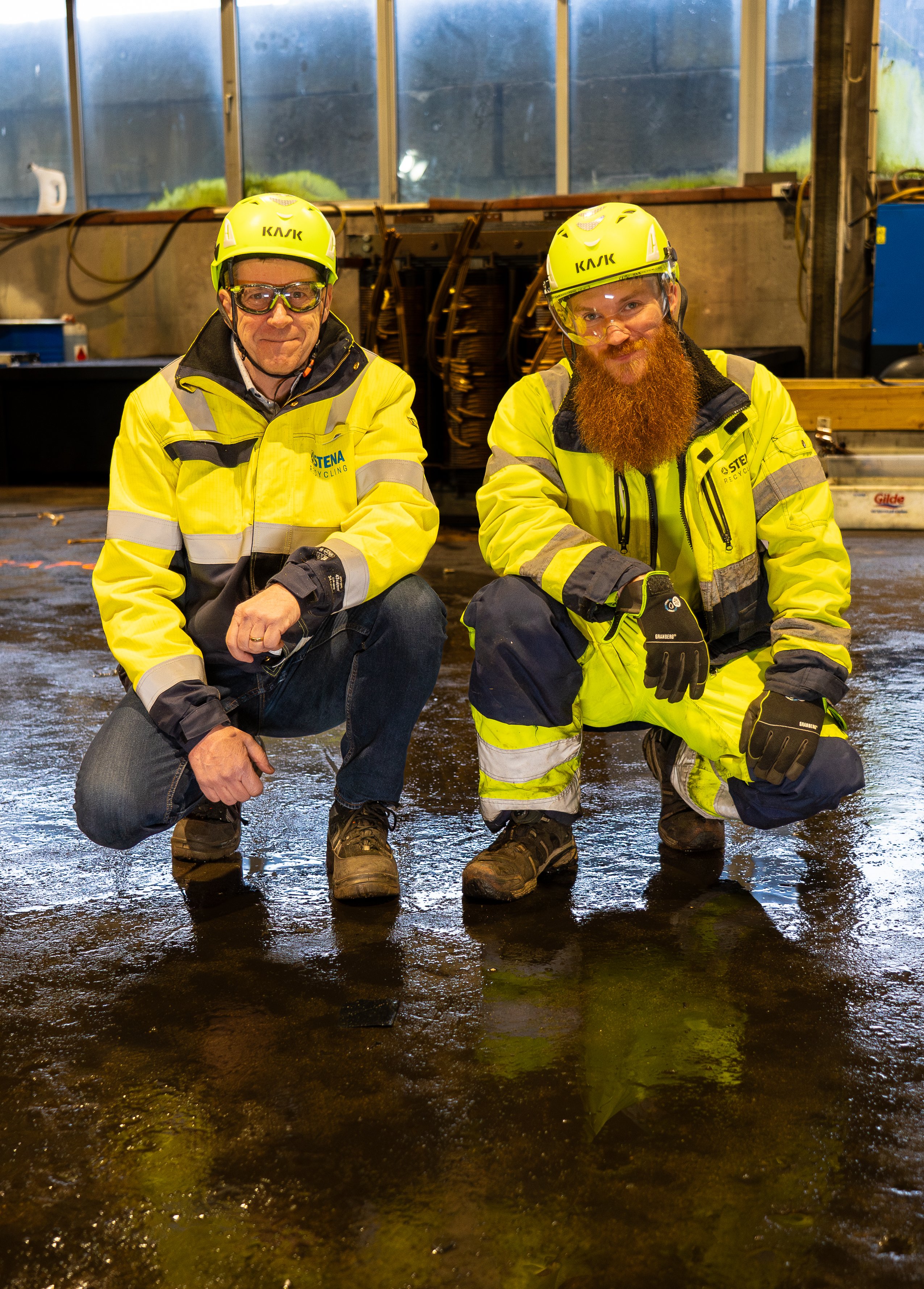 Ole Hansen och Dag-Rune Eide, två manliga produktionsarbetare från Stena Recycling i varselkläder i produktionsanläggningen i Bergen, Norge. Inkludering bygger starka team.