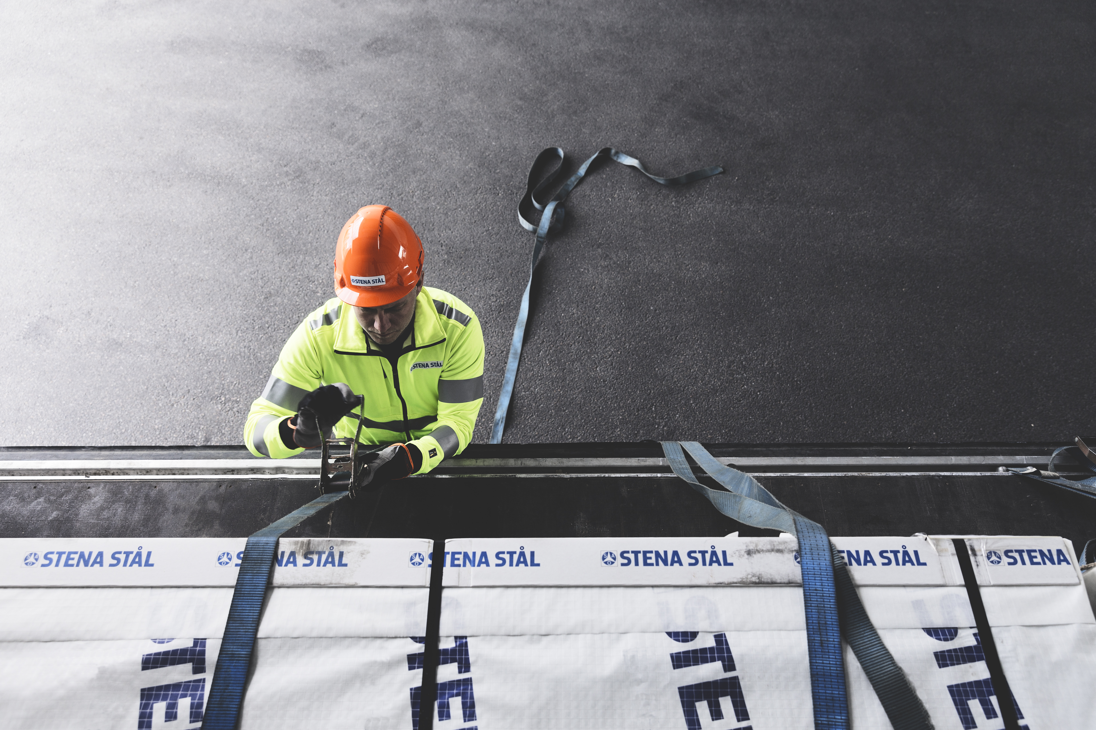 A Stena Metall Group employee secures a container at a Stena Stål facility.